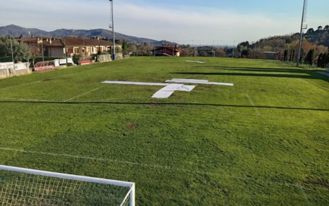 Lite in campo tra giovanissimi a Cenate Sopra: mani al collo e spintoni, anche tra i genitori