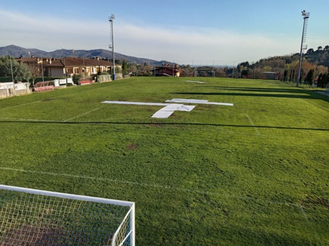 Lite in campo tra giovanissimi a Cenate Sopra: mani al collo e spintoni, anche tra i genitori