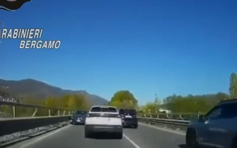 Folle inseguimento tra Gorle e Albino si conclude con un’auto ribaltata e un arresto