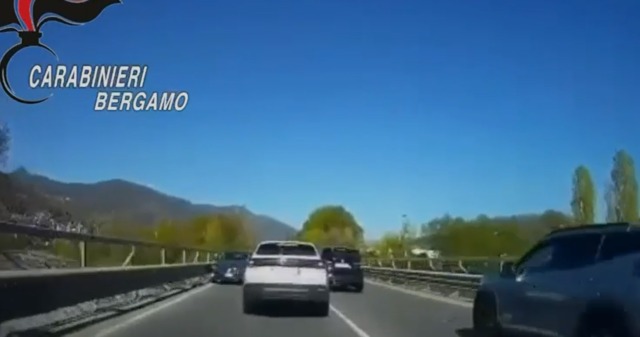 Folle inseguimento tra Gorle e Albino si conclude con un’auto ribaltata e un arresto