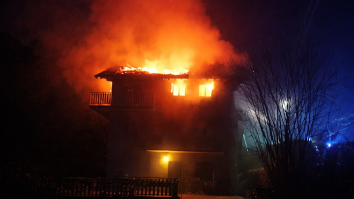 «Aiutiamo la famiglia Balicco, sfollata dopo l’incendio della loro casa a Mezzoldo»