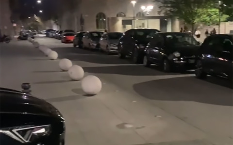 Sosta selvaggia durante i fine settimana in piazza Dante: il video che scatena la polemica