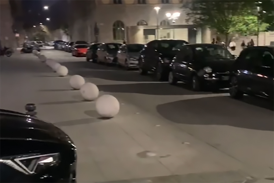 Sosta selvaggia durante i fine settimana in piazza Dante: il video che scatena la polemica