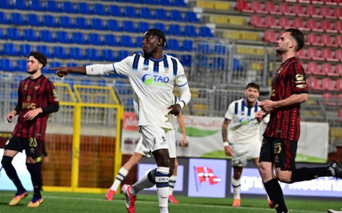 Il rigore di Cissè al 90′ tiene vivo il sogno play-off: l’Atalanta pareggia 1-1 con il Sorrento