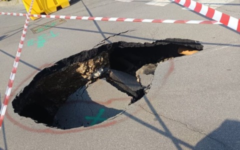 Una voragine in mezzo alla strada: cede l’asfalto in un incrocio a Lurano