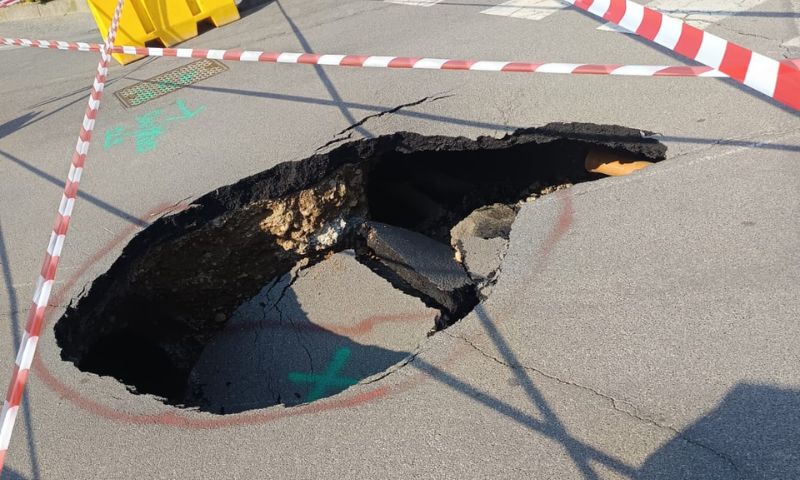 Una voragine in mezzo alla strada: cede l’asfalto in un incrocio a Lurano