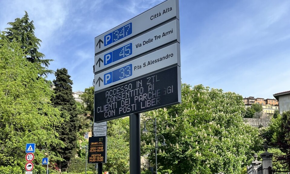 Multati gli automobilisti che hanno cercato parcheggio nella ztl di Città Alta per più di mezz’ora, a Pasquetta