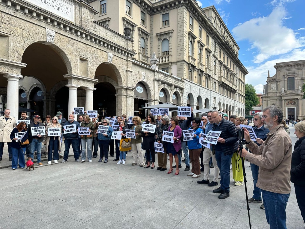 Bergamo, i commercianti manifestano sul Sentierone e chiedono sicurezza