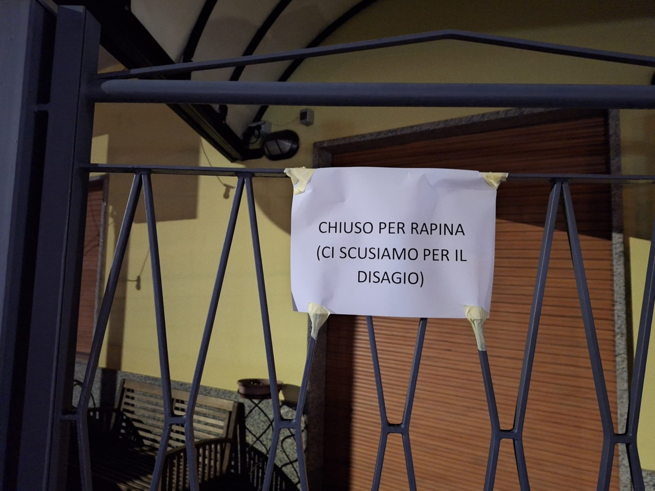 Si aggrappa all’auto del ladro e viene trascinato per 200 metri: paura a Urgnano