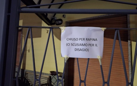 Si aggrappa all’auto del ladro e viene trascinato per 200 metri: paura a Urgnano