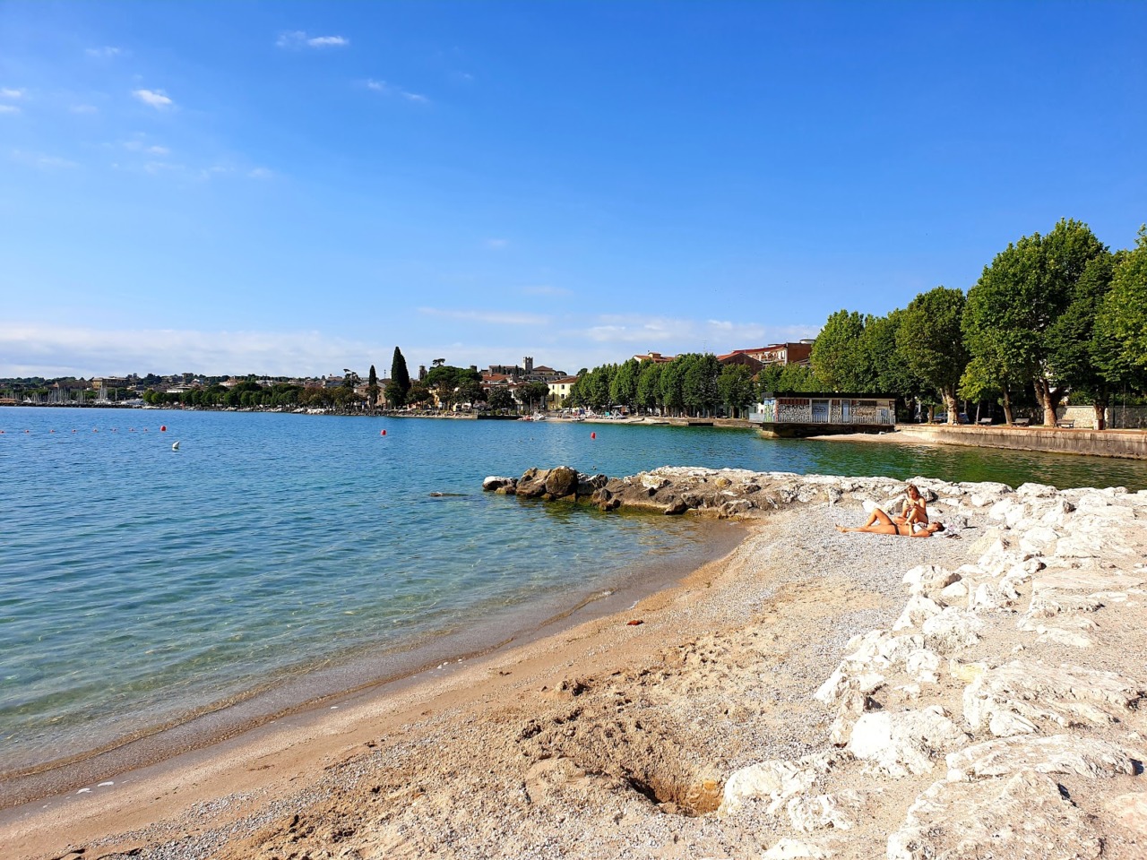 Si tuffa nel lago e non riemerge: tragedia a Desenzano, muore 16enne di Cividate