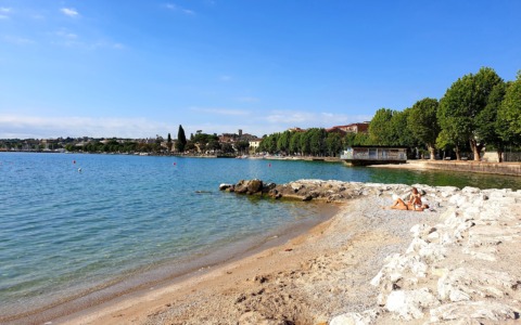 Si tuffa nel lago e non riemerge: tragedia a Desenzano, muore 16enne di Cividate
