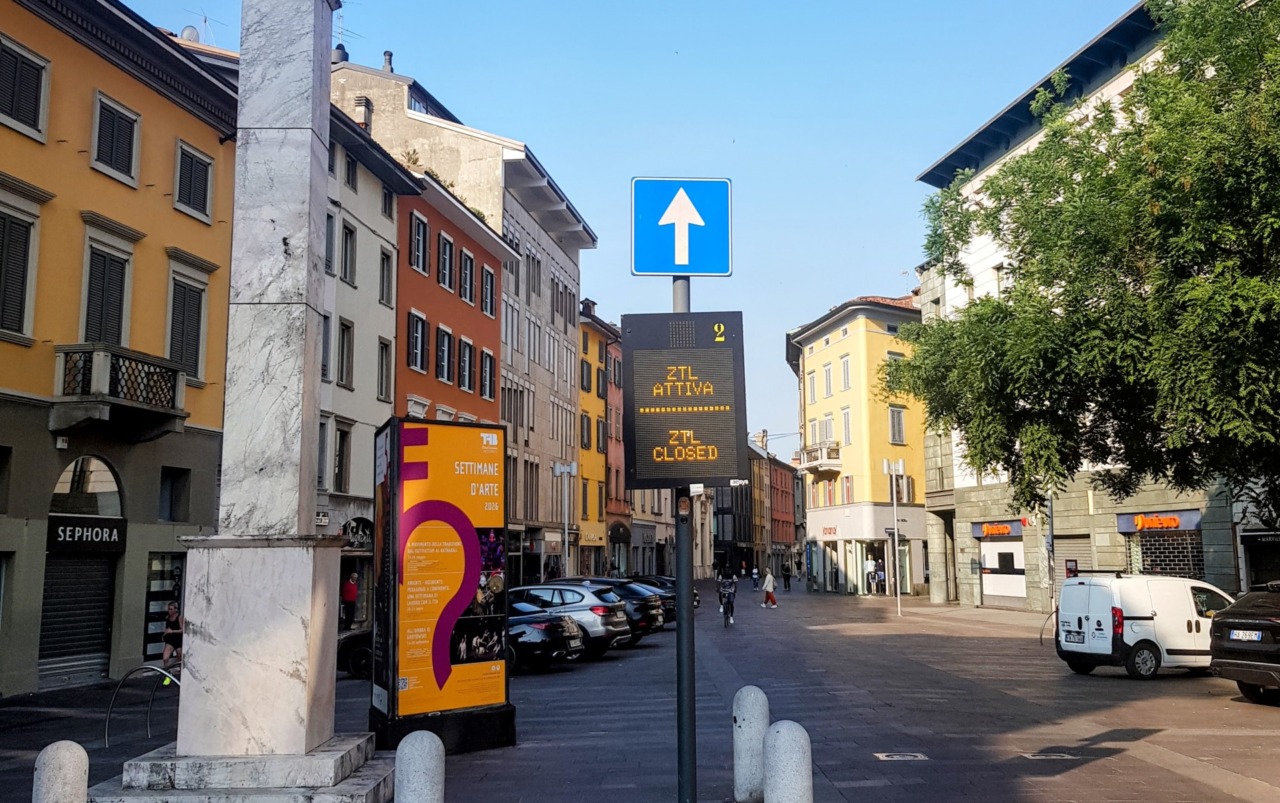 Il pannello con “Ztl closed” che può mandare in confusione i turisti (perché poco oltre c’è pieno di auto)