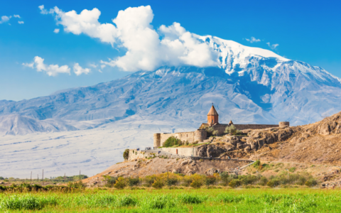 Ruvida, aspra e verticale, ma anche essenziale, autentica e soprendente: è l’Armenia