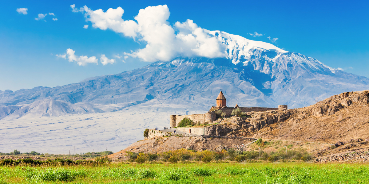 Ruvida, aspra e verticale, ma anche essenziale, autentica e soprendente: è l’Armenia