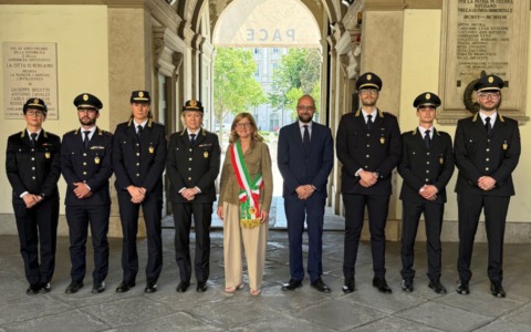 Sei nuovi, giovani ufficiali entrano a far parte della squadra della polizia locale di Bergamo