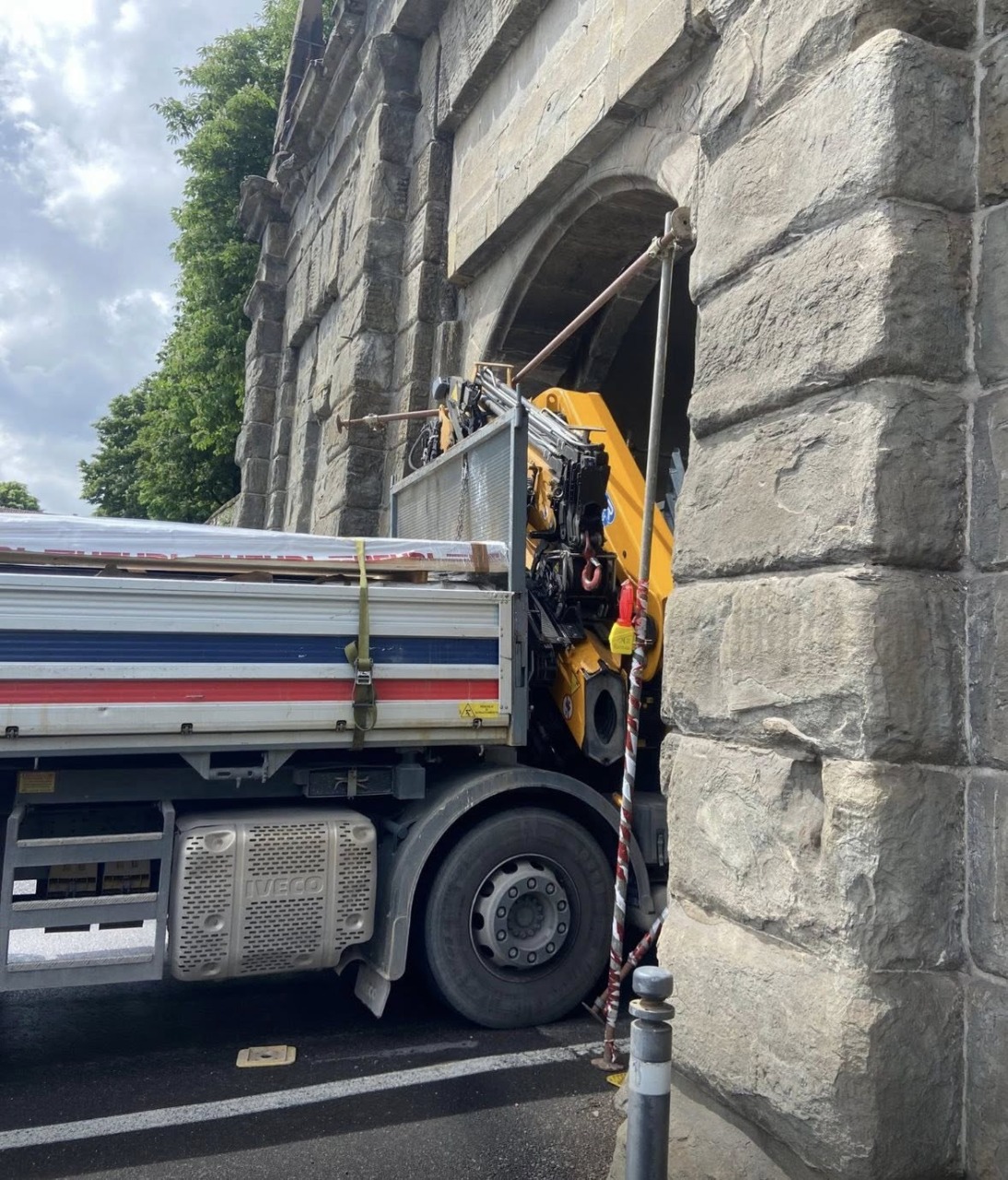 Porta Sant’Agostino ancora chiusa: un camion ha divelto i ponteggi montati la sera prima. Riaperta alle 16.45