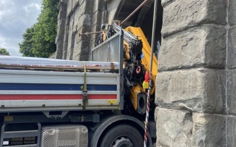Porta Sant’Agostino ancora chiusa: un camion ha divelto i ponteggi montati la sera prima. Riaperta alle 16.45