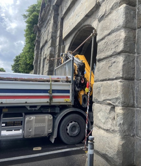 Porta Sant’Agostino ancora chiusa: un camion ha divelto i ponteggi montati la sera prima. Riaperta alle 16.45
