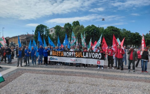 Primo maggio a Bergamo, il lavoro c’è ma resta fragile: in piazza la richiesta di dignità