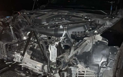 Trova la sua auto completamente smontata nel parcheggio dell’aeroporto di Orio