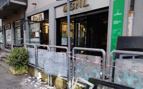 Esplode il bancomat nel cuore della notte: assalto alla Bnl in pieno centro a Treviglio
