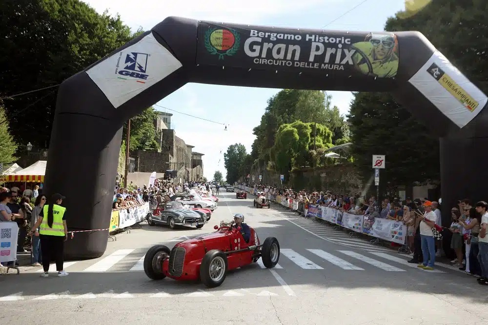 Il Bergamo Historic Gran Prix 2026 è alle porte: auto e moto storiche in gara sul Circuito delle Mura