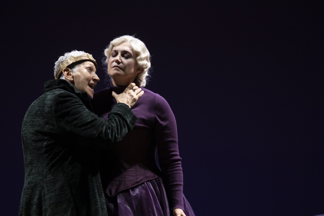 “Riccardo III” chiude la stagione di prosa al Donizetti: Maria Paiato protagonista della tragedia del potere
