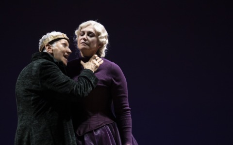 “Riccardo III” chiude la stagione di prosa al Donizetti: Maria Paiato protagonista della tragedia del potere