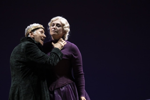 “Riccardo III” chiude la stagione di prosa al Donizetti: Maria Paiato protagonista della tragedia del potere