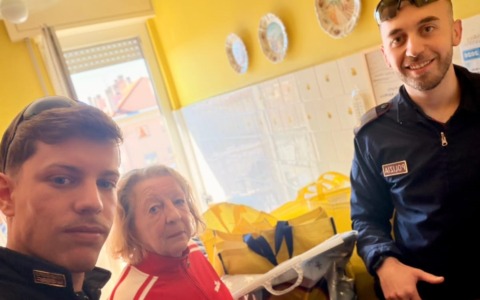 Dopo il malore del marito a Redona, i poliziotti portano la spesa a casa della donna rimasta sola