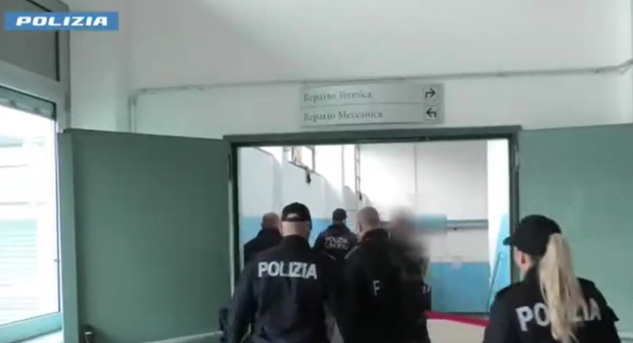 Controlli, perquisizioni e un arresto: blitz della polizia contro spaccio e violenza giovanile