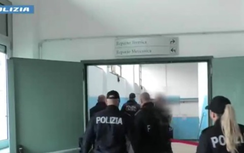Controlli, perquisizioni e un arresto: blitz della polizia contro spaccio e violenza giovanile