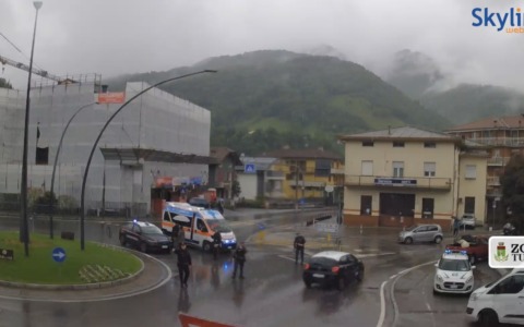 Ciclista investito alla rotatoria di via Donatori di Sangue a Zogno