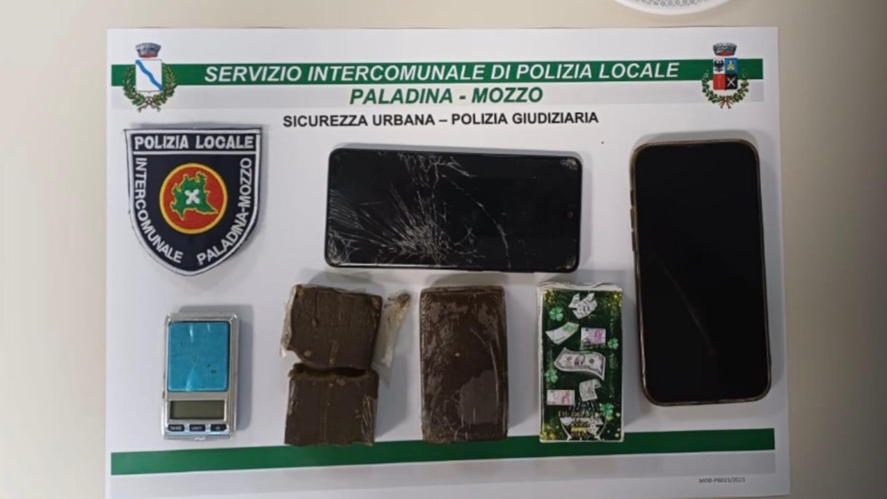 Beccato con tre etti di hashish: la polizia locale di Paladina e Mozzo lo arresta