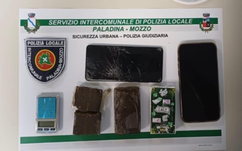 Beccato con tre etti di hashish: la polizia locale di Paladina e Mozzo lo arresta