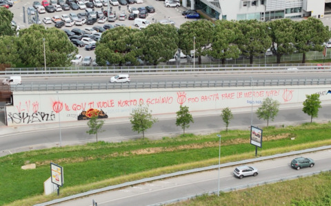 Sovrappasso del Rondò delle Valli imbrattato dai no-vax: «Perché non coprire con street art e murales?»