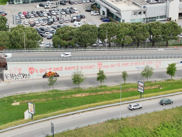 Sovrappasso del Rondò delle Valli imbrattato dai no-vax: «Perché non coprire con street art e murales?»