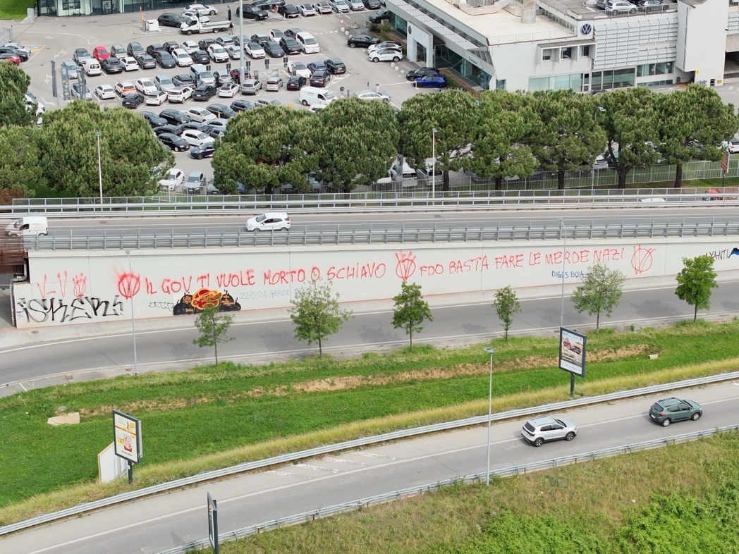 Sovrappasso del Rondò delle Valli imbrattato dai no-vax: «Perché non coprire con street art e murales?»