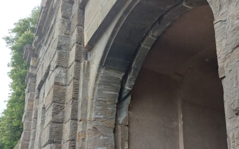 Furgone di Aprica urta Porta Sant’Agostino e danneggia l’arcata: traffico in tilt in centro città