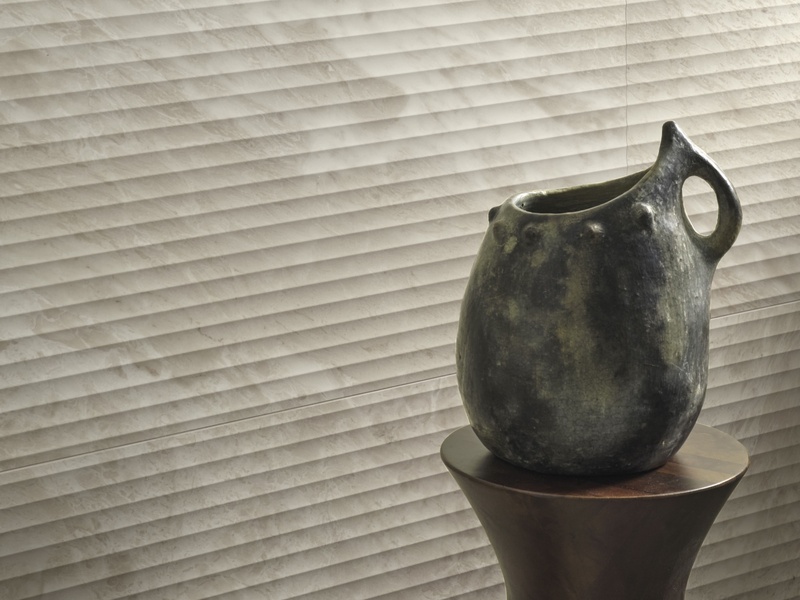 Quando la materia definisce lo spazio: la visione di Ceramiche Refin