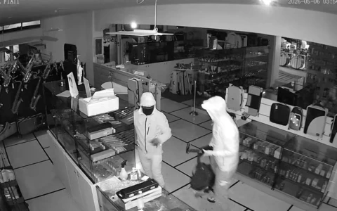 Raid in via Ghislandi a Bergamo, bottino da 75 mila euro nel negozio Daminelli