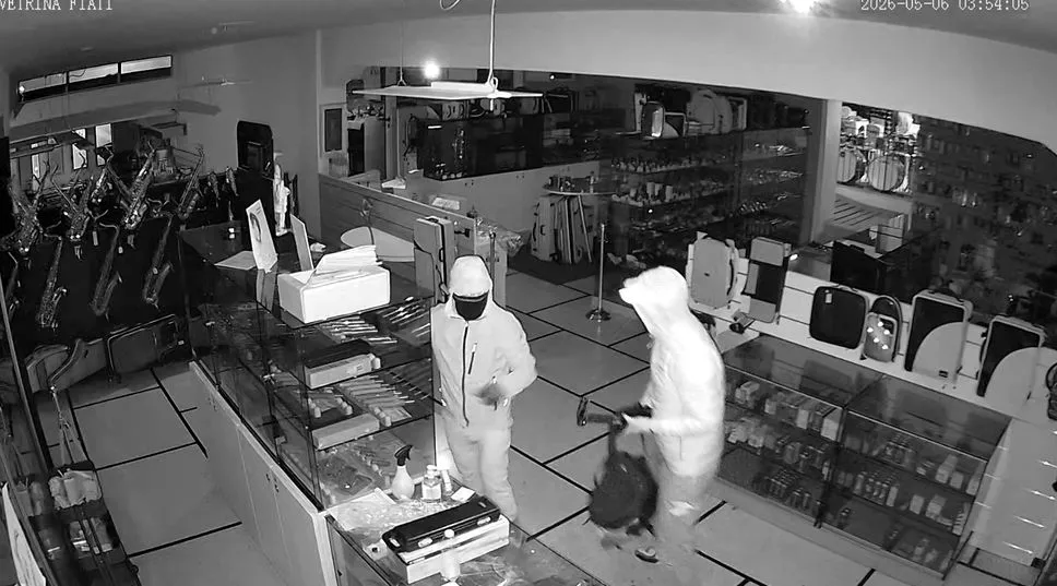 Raid in via Ghislandi a Bergamo, bottino da 75 mila euro nel negozio Daminelli