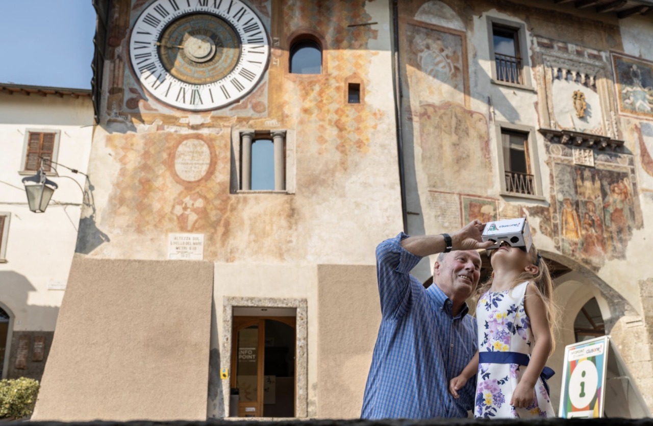 Molto più di un semplice tour: a Clusone le visite diventano immersive con i nuovi visori cardboard