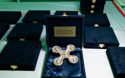 Premio Rosa Camuna 2026 alla prof Mocchi, accoltellata a Trescore, e a Ragazzi On The Road