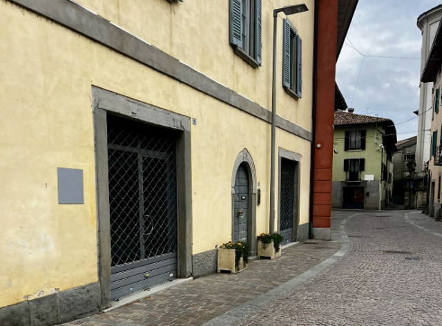 Fa discutere il nuovo negozio automatico di Ponte San Pietro: comodità o problema?