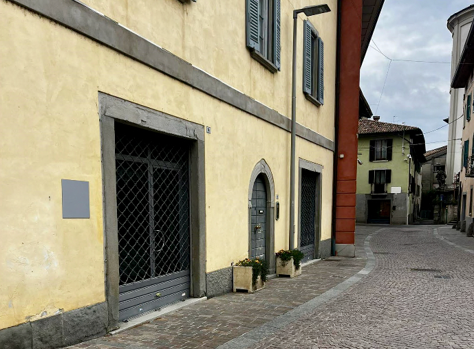 Fa discutere il nuovo negozio automatico di Ponte San Pietro: comodità o problema?