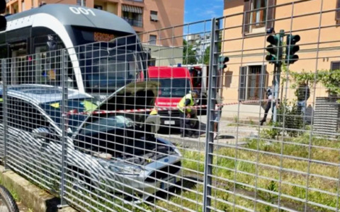 Nuovo incidente fra un’auto e il tram delle valli in via Corridoni