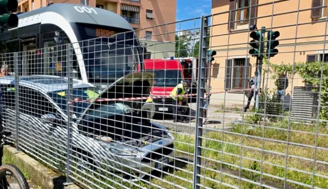 Nuovo incidente fra un’auto e il tram delle valli in via Corridoni