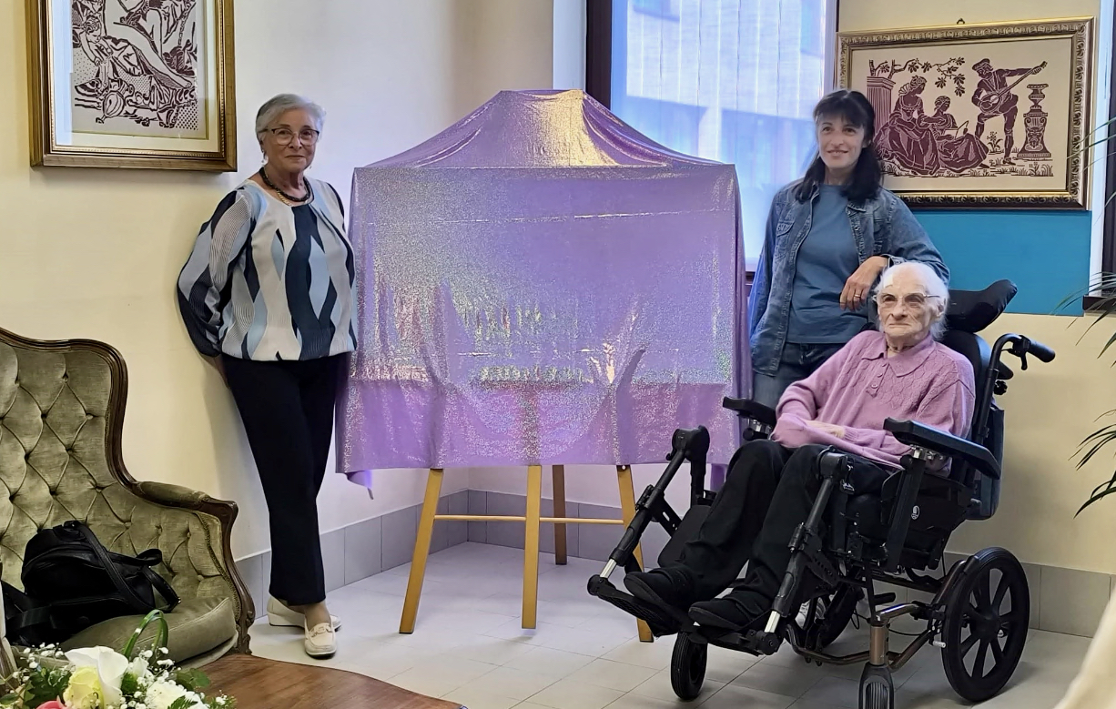 A 96 anni, Teresa Colciaghi espone i suoi bellissimi ricami alla Rsa di Dalmine